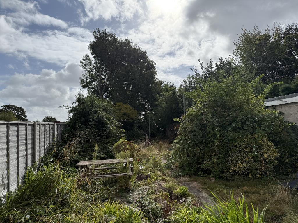 Lot: 124 - THREE-BEDROOM SEMI-DETACHED HOUSE - Garden with mature shrubs